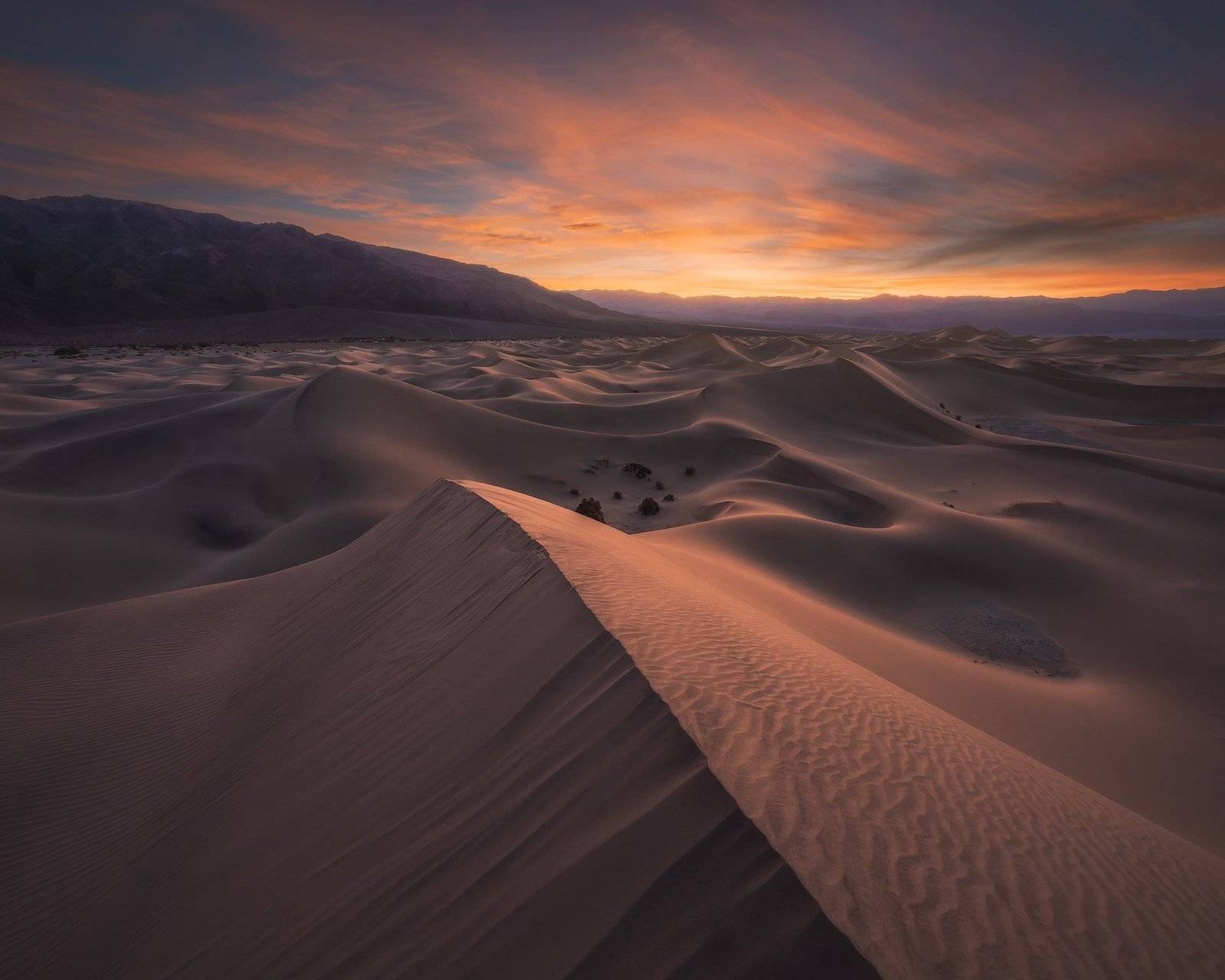 How to Capture the Unique Details of Sand Dunes with a Telephoto